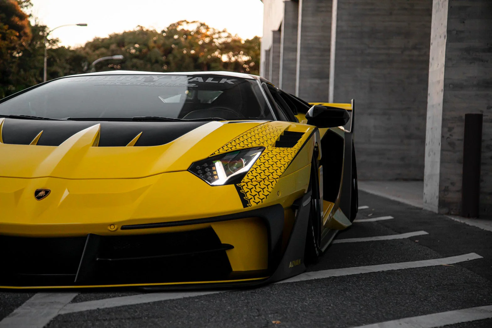 LB Silhouette WORKS Aventador GT EVO FRP + DRY CARBON 2 (LB58-04) - Image 3