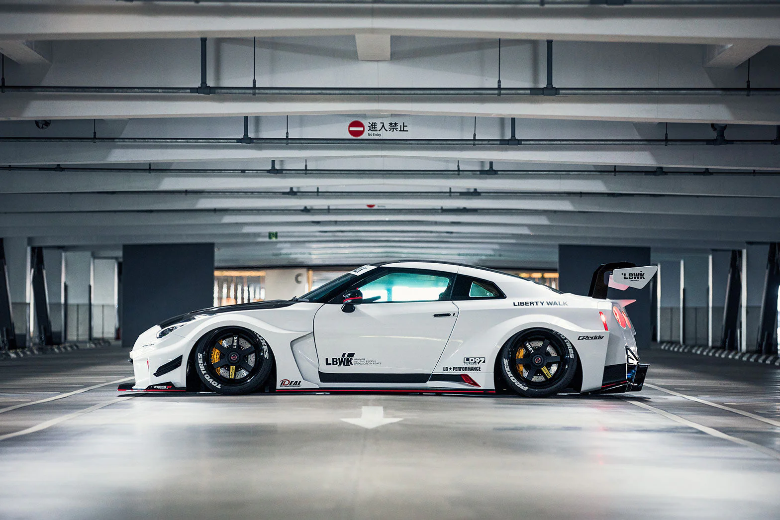 LB-Silhouette WORKS GT R35GTR Ver.1 Complete Body Kit FRP & Dry Carbon (LB50-03) - Image 2